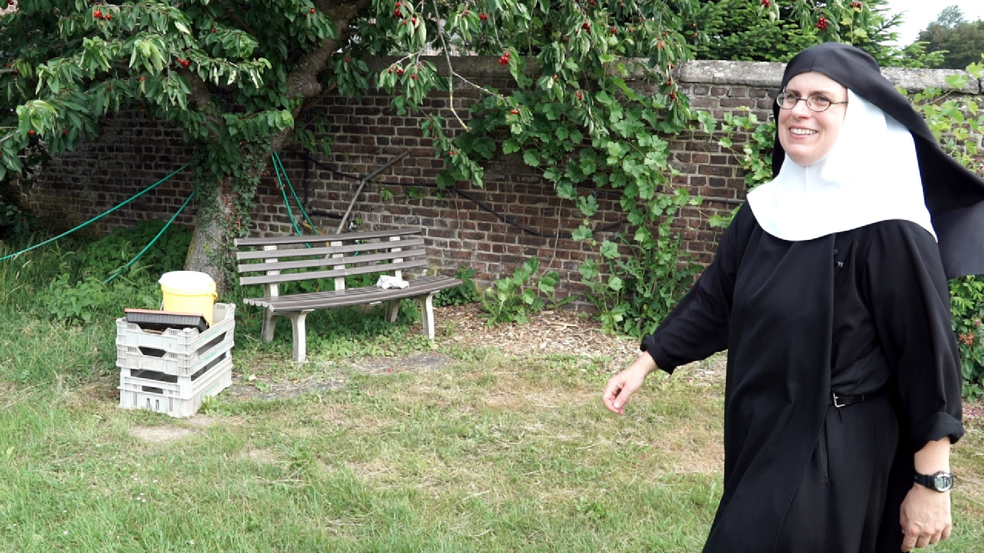 Mit dieser Nonne ist gut Kirschenpflücken